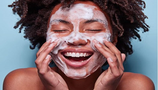 Como hacer una limpieza facial en casa
